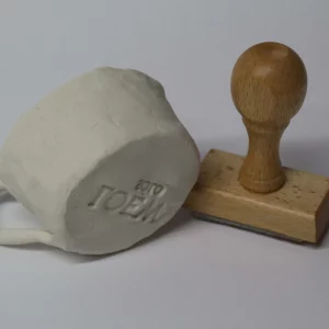 Taza de arcilla marcada y sello de madera polímero duro